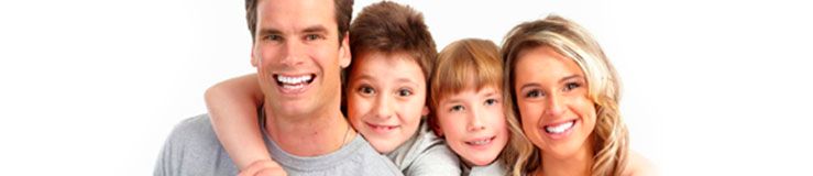 Dolçadent Clínica Dental Freixes Corrales familia sonriendo